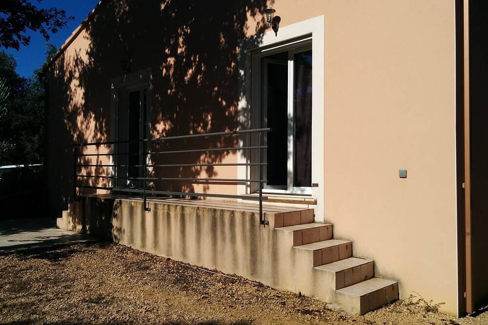 Apartamento entero, Bonito estudio agradable para amantes o amigos. in Suze-la-Rousse, Región de Nyons