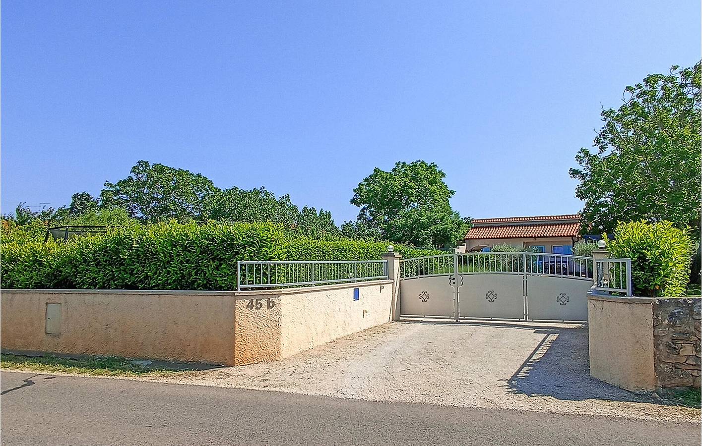Accogliente appartamento con Wi-Fi, aria condizionata, parcheggio e terrazza - Vicino ai ristoranti e al centro città in Sisan, Costa meridionale dell´Istria