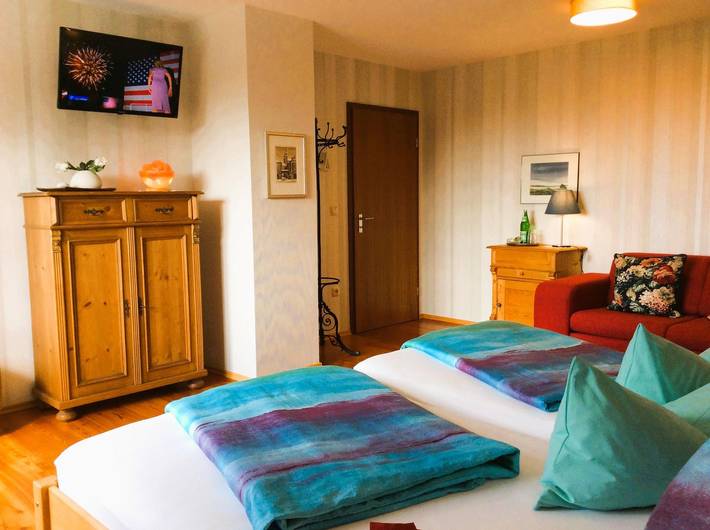 Ganze Wohnung, Ferienwohnung Am Wanderweg - 115qm große Ferienwohnung am Wanderweg mit Balkon und großzügigem Gästegarten in Friesenhausen, Aidhausen