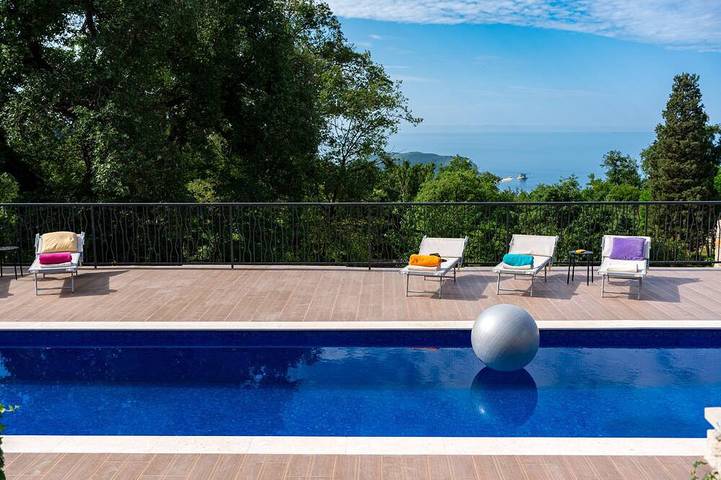 Villa for 8 people, with terrace in Budva