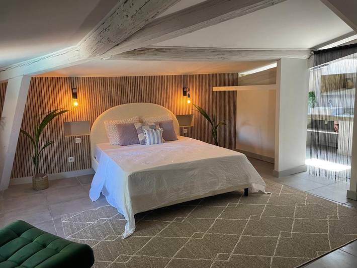 Chambre d’hôte pour 4 personnes, avec Terrasse et Jardin ainsi que Piscine et Vue