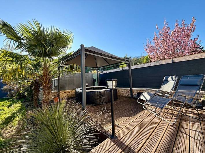 Gîte pour 4 personnes, avec terrasse ainsi que jardin et vue à Nivolas-Vermelle