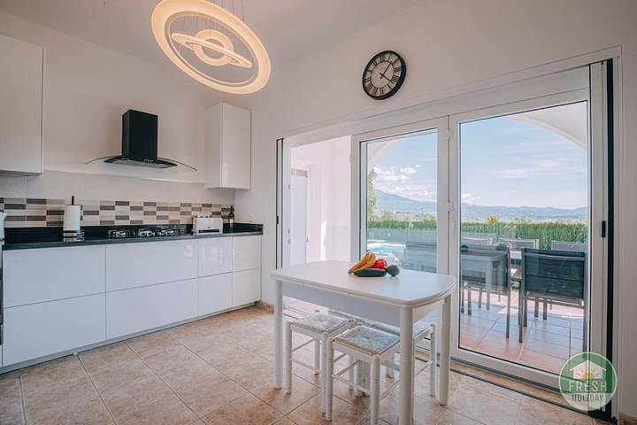 Casa rural para 8 personas, con piscina y jardín además de vistas al lago y vistas en Viñuela - 4