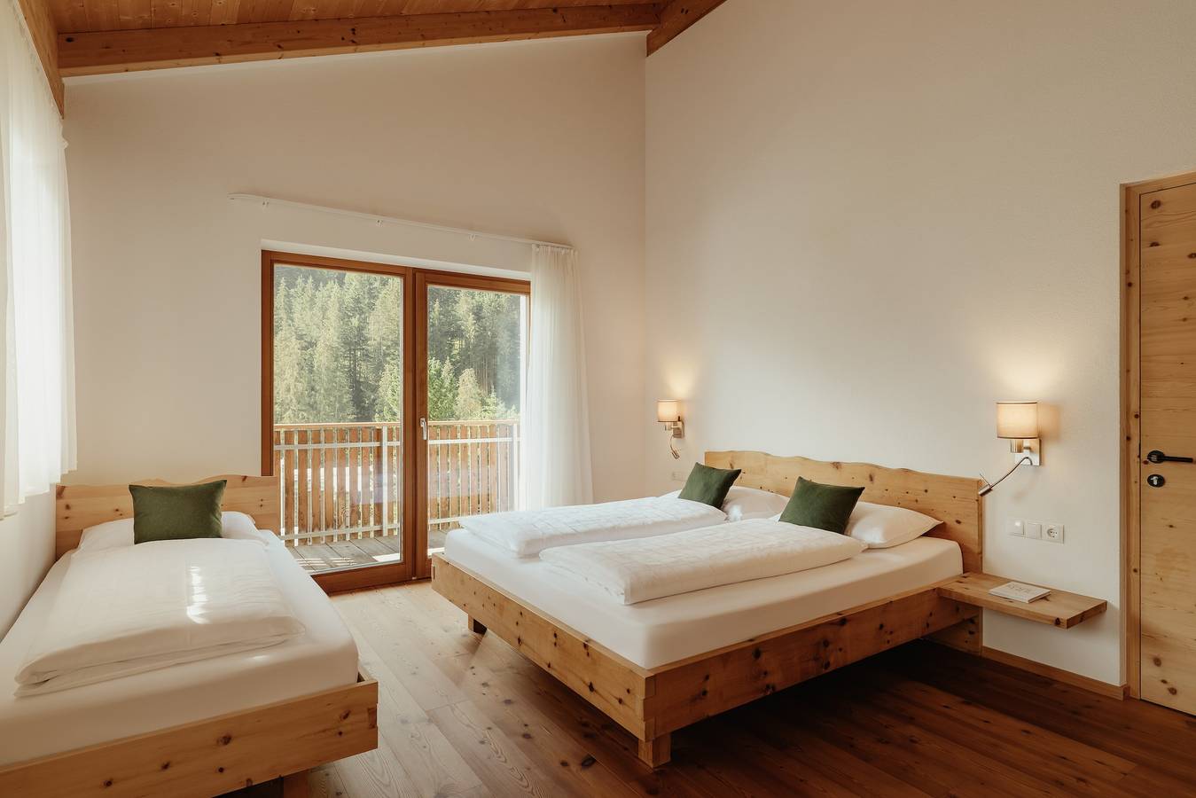 Appartement entier, Nouveau penthouse Zirm à l’Untermairhof avec vue sur la montagne, terrasse privée et grande salle à manger in Selva dei Molini, Alpes de Zillertal
