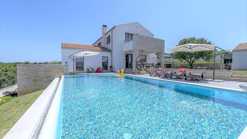 Villa pour 8 personnes, avec jacuzzi et piscine ainsi que terrasse et jardin à Selina