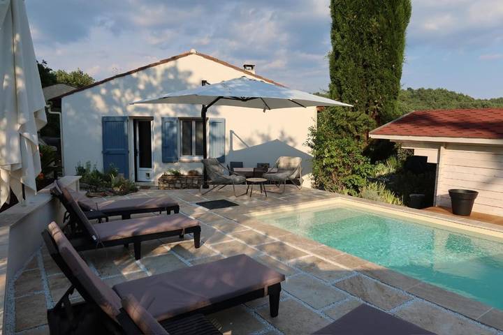 Location de vacances pour 6 personnes, avec Balcon et Jacuzzi ainsi que Terrasse et Jardin à Roumoules