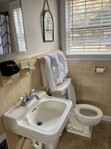 Log Cabin for 2 Guests in Blue Ridge Parkway, Maggie Valley, Picture 2