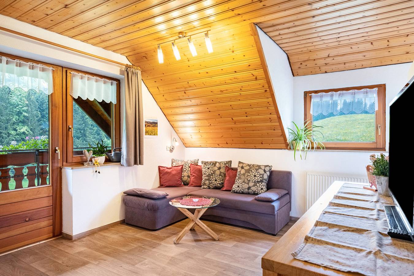 Ganze Wohnung, Ferienwohnung 'Flieder' mit Bergblick, Gemeinschaftsgarten und Wi-Fi in St. Märgen, Südschwarzwald