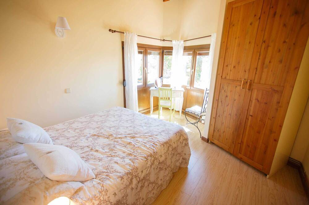 Una casa de amplios espacios con una ecléctica y exquisita decoración cuidando todos los detalles. in Braojos de la Sierra, Provincia de Madrid