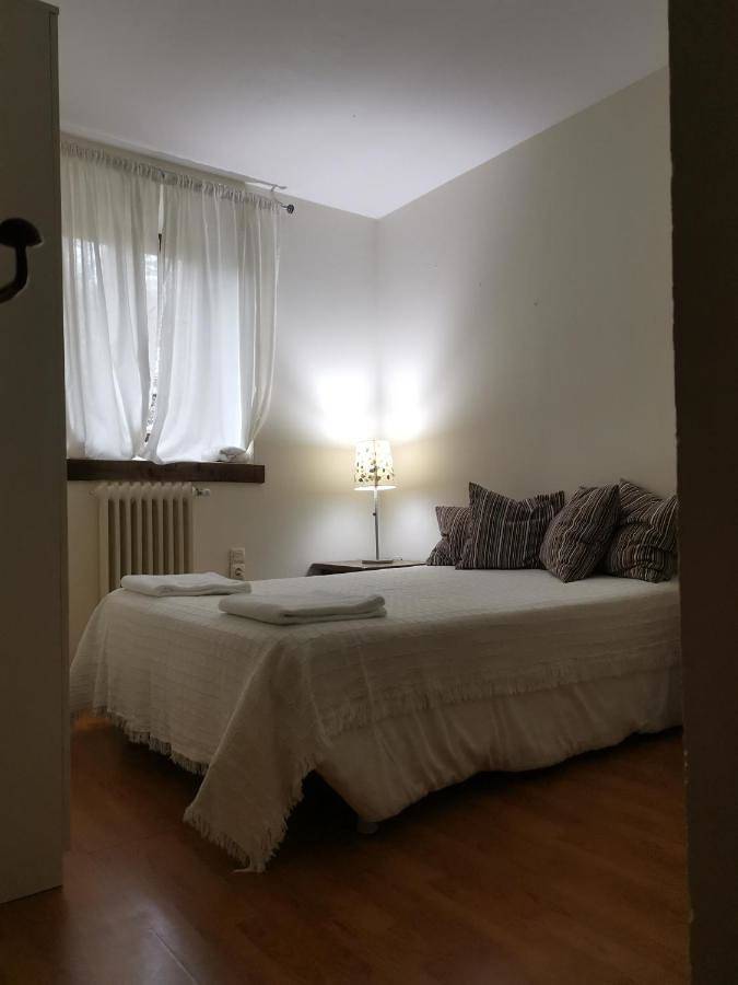 Casa rural para 12 personas, con vistas además de jardín y piscina, Se admiten mascotas en Santa María de la Alameda - 3