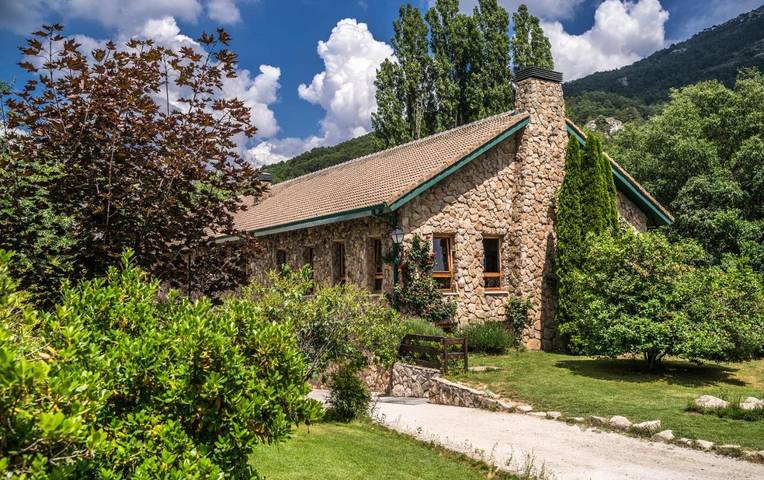 Hostal para 8 personas, con Terraza y Jardín además de Piscina y Vistas en Sierra Norte