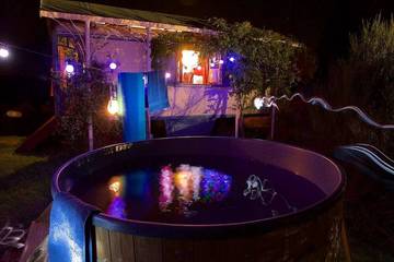 Cabane en bois pour 3 personnes, avec jacuzzi et jardin dans Allier