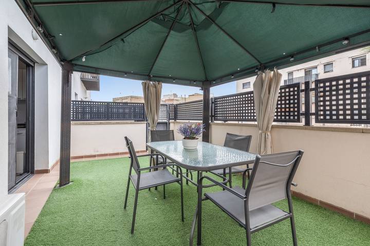 Apartamento entero, Apartamento 'Gran Terraza Marita' con piscina comunitaria, Wi-Fi y aire acondicionado in San Jaime de Enveija, Delta del Ebro