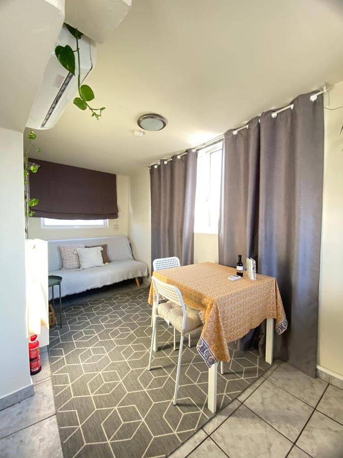 Top Floor Apt with Balcony - Acropolis View & Sunset - Koukaki in Zentral-Athen, Athen