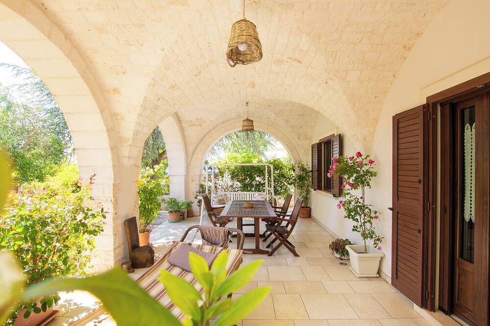 Cisternino-Trullie and Lamie: Grove in Valle D'Itria, \"L'Ulivo\" accommodation in Cisternino, Salento