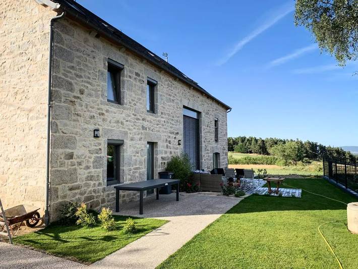 Gîte pour 12 personnes, avec piscine ainsi que sauna et jardin dans L'Aubrac