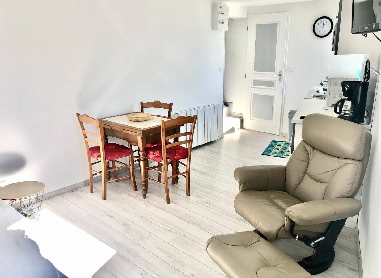 Appartement entier, Studio indépendant confortable in Bourbon-l'Archambault, Allier