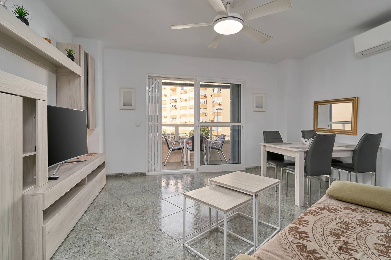 Apartamento inteiro, Apartamento Familiar Torrox A65 com vista mar, terraço privado e Wi-Fi in Torrox Costa, Torrox