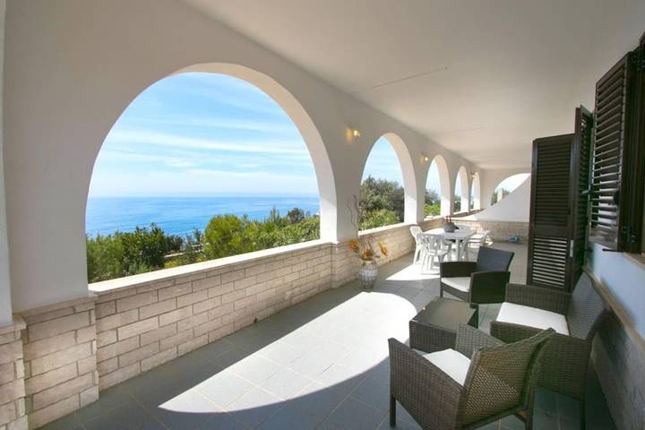Casa vacanza per 4 persone, con balcone e idromassaggio nonché giardino in Patù