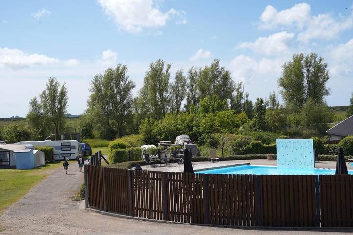 Camping für 4 Personen, mit Terrasse und Garten sowie Kinderpool und Pool auf Seeland