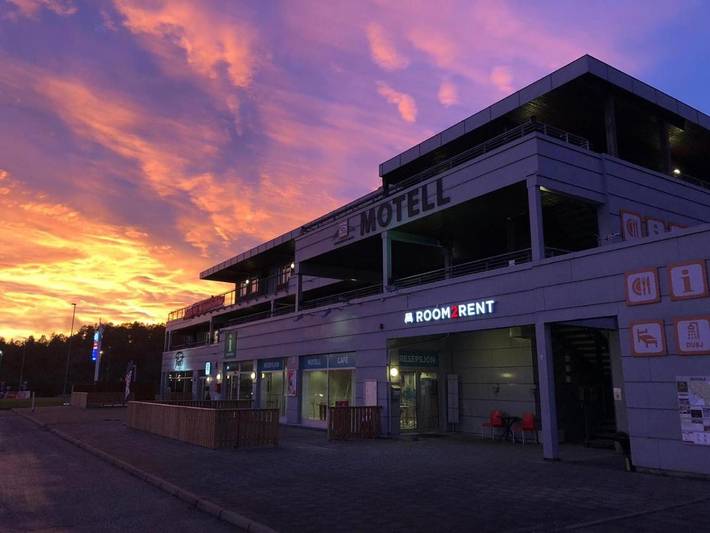 Hotel, mit Terrasse und Garten in Halden