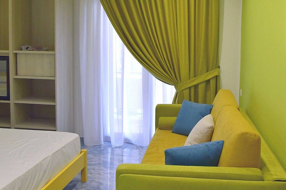 Entire apartment, Room 'Elegante Camera Familiare' with Mountain View, Wi-Fi and Air Conditioning in Ercolano, Vesuvio National Park
