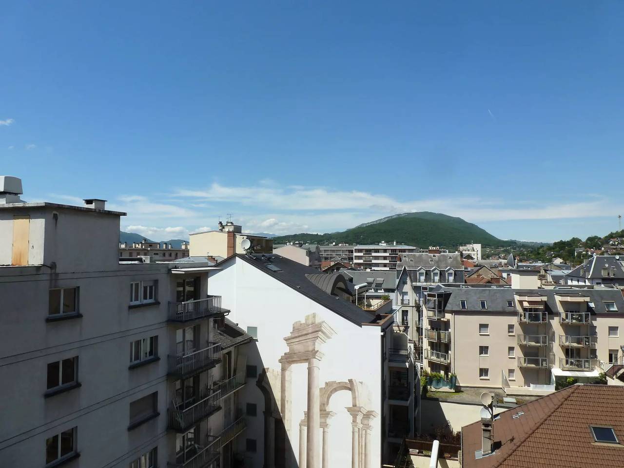 Entire apartment, Both quiet and downtown for this apartment! in Aix-les-Bains, Chambéry region