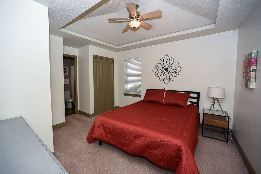 Bright 1 Br with Full Kitchen and Huge Yard in Grandview, Missouri