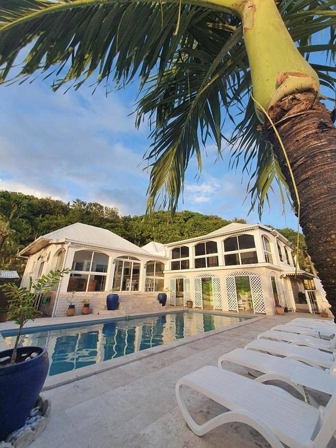 Location de vacances pour 12 personnes, avec piscine ainsi que vue et jardin à Petite-Île