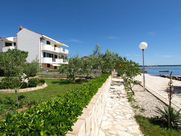 Ferienwohnung für 4 Personen, mit Terrasse und Garten in Petrcane