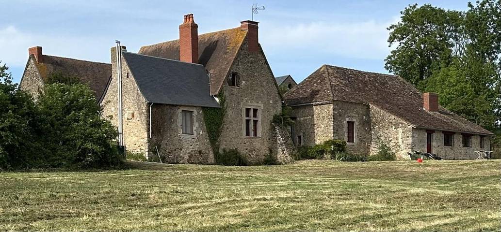 Location de vacances pour 7 personnes, avec Terrasse ainsi que Piscine et Vue à Brûlon