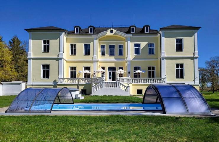 Ferienhaus für 36 Personen, mit Terrasse und Garten sowie Pool und Sauna