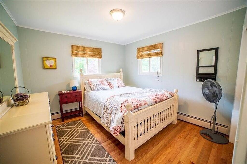 Perfect family rental steps to little beach and boat launch - Central A/C! in Narragansett, Washington County (RI)