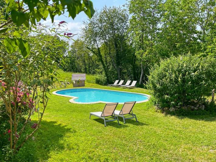 Gîte pour 2 personnes, avec Terrasse et Jardin ainsi que Piscine et Vue à Sainte-Sabine-Born