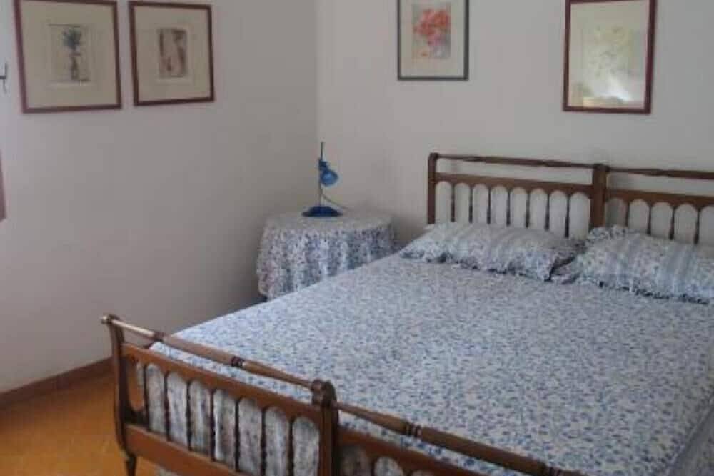 Large single-family villa with 1300 sq m tree-lined garden a stone's throw from the sea in Torre Olevola, Agro Pontino