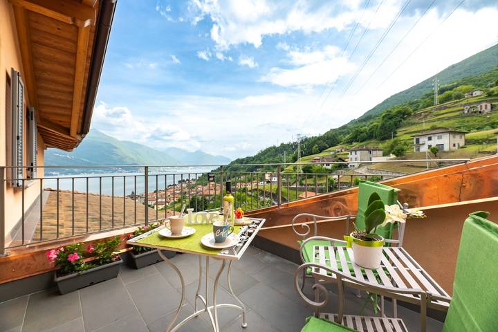 Holiday rental for 2 people, with lake view and garden in Lombardy