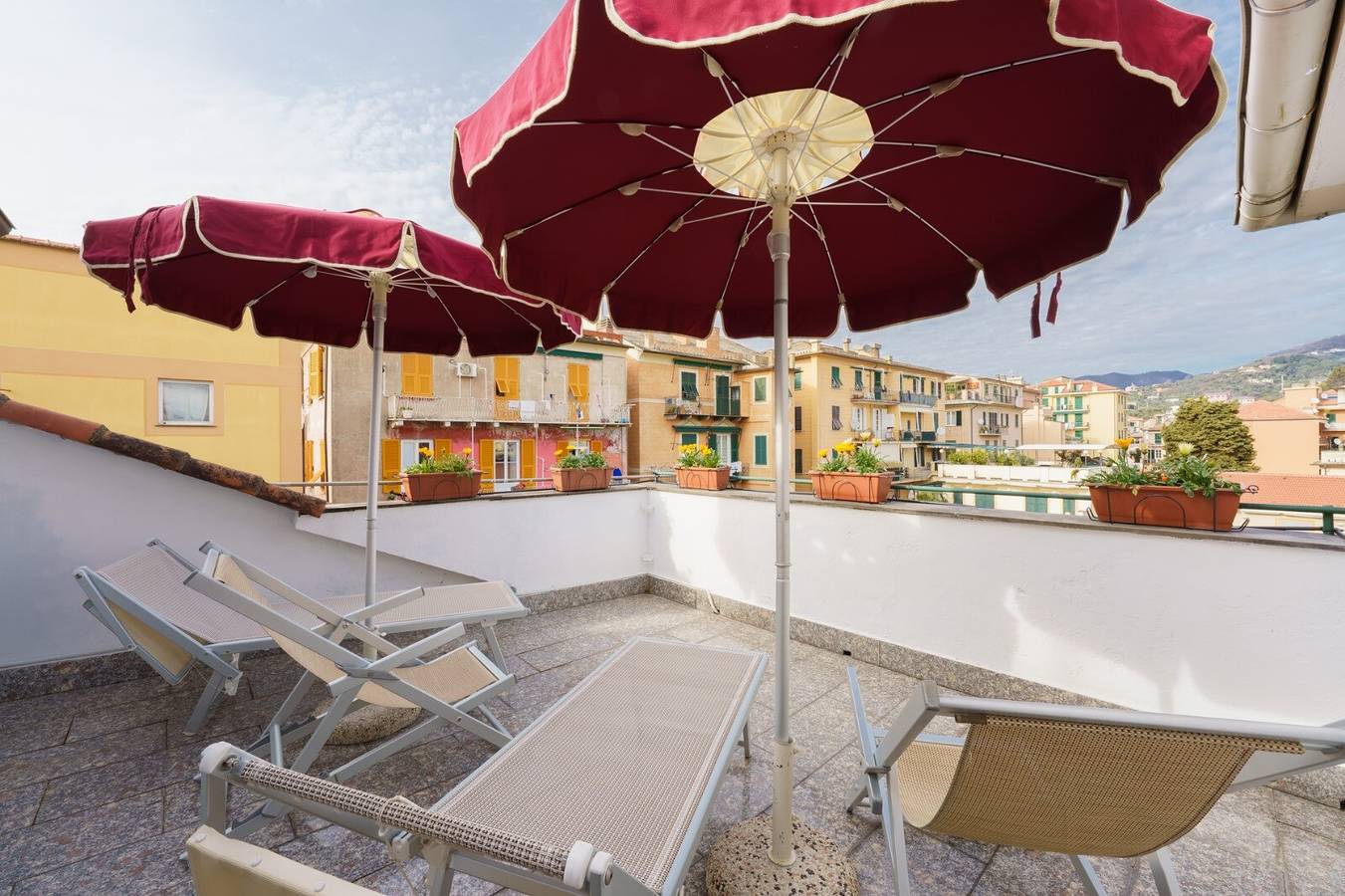 Appartamento intero, Appartamento 'The Riviera' con vista sulle montagne, Wi-Fi e aria condizionata in Lavagna, Comune di Lavagna