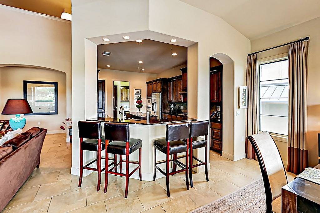 Ganze Wohnung, Waterfront All-Suite w/ Private Balcony – On-Site Dining, Spa & Marina in Lakeway, Lake Travis