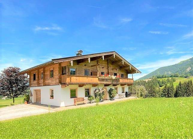 Ferienhaus für 4 Personen, mit Balkon und Terrasse sowie Garten und Ausblick in Kössen