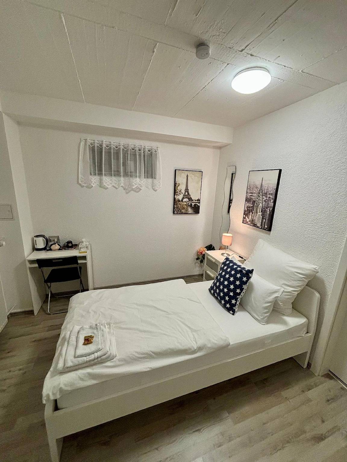 Guest room for 1 persons approx. 11 qm in Langenfeld (Rheinland), Lower Rhine in Langenfeld, Región de Düsseldorf