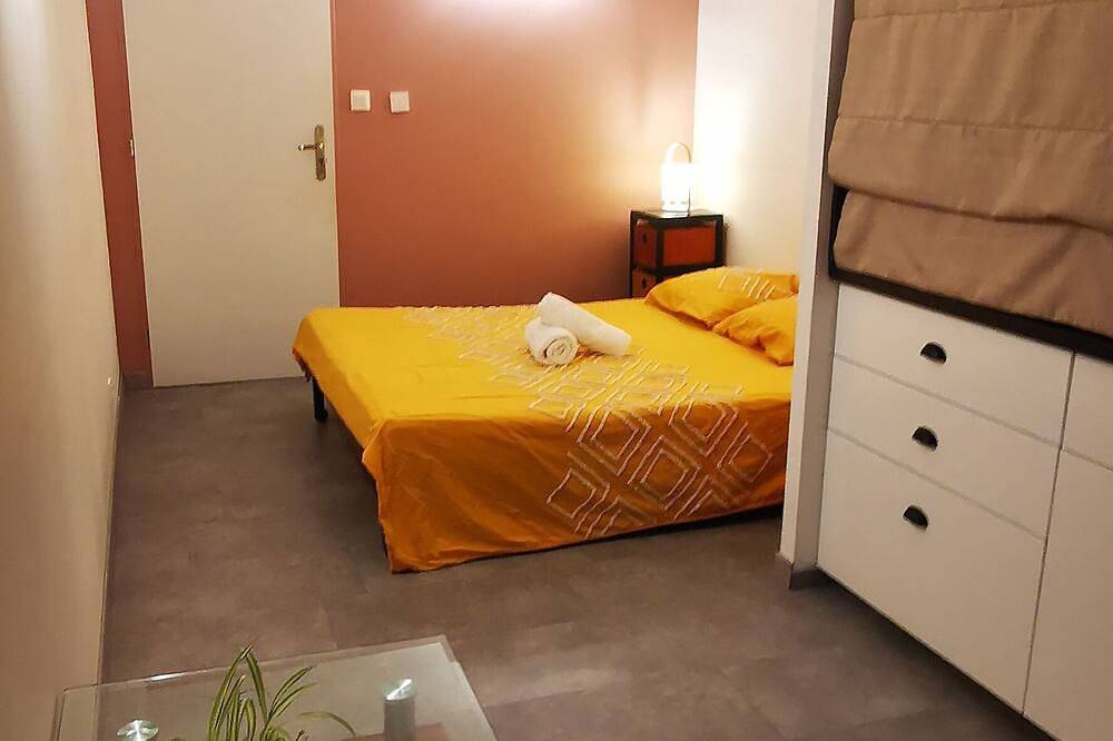 Geheel appartement, Apartment for 8 people, private parking. Ideal on the road to vacation. in Valence, Valence en omgeving