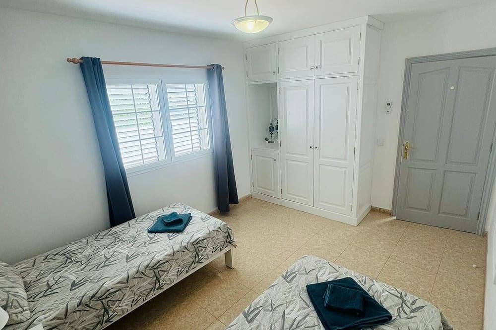 Villa Marina Deniz with Private Heated Pool + Pool Table + Air Con* in Puerto Calero, Yaiza