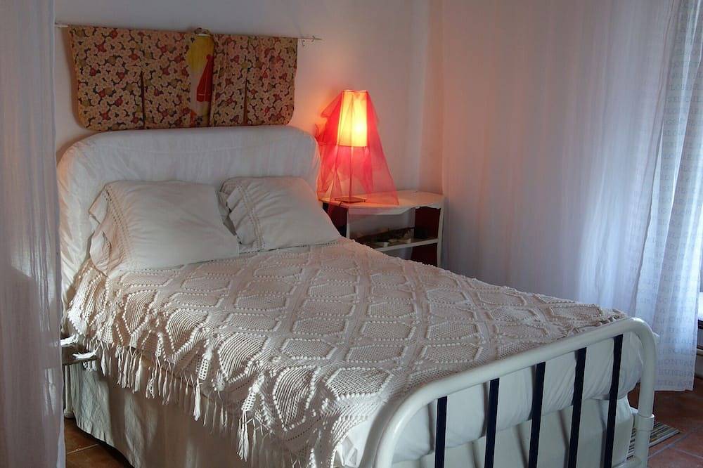 Charming Cottage in the Heart of the Village, Near Barroque Church in Faial