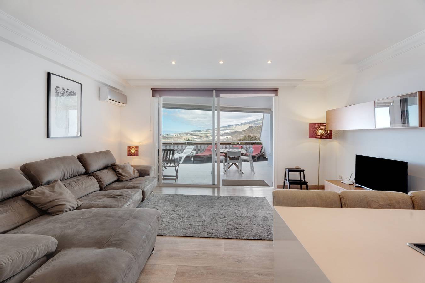 Ganze Wohnung, Ferienwohnung '3 Schlafzimmer Beheizter Pool' mit Meerblick, Privater Terrasse & Wlan in Adeje, Teneriffa Süd