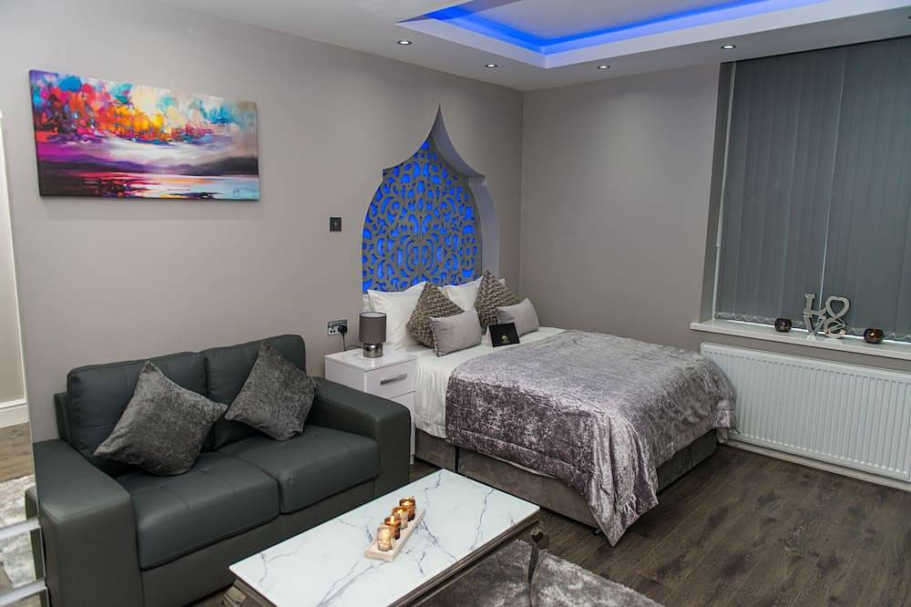 Entire apartment, Aphrodite Suites Imperial Suite Hot Tub Apartment in Huddersfield, West Yorkshire