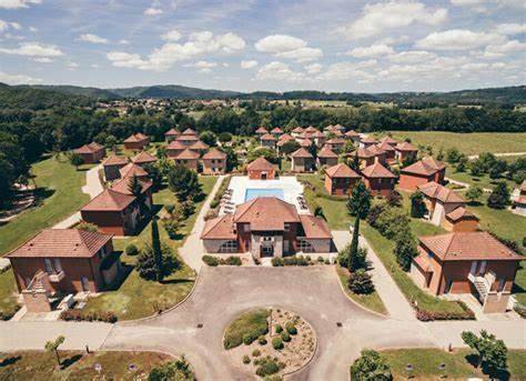 Gîte pour 7 personnes, avec terrasse ainsi que vue et piscine, animaux acceptés à Prayssac