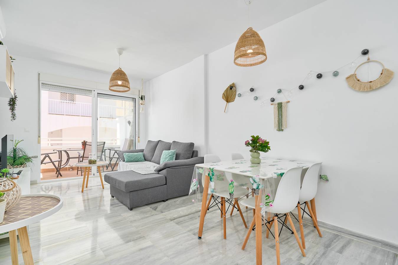Entire apartment, Apartment 'Apartamento Costa Sol' with Shared Pool, Private Terrace and Air Conditioning in La Guapa, Polopos - La Mamola