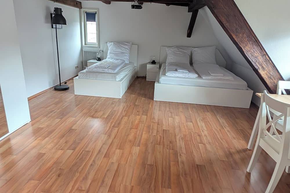 Ganze Wohnung, Dreibettzimmer im historischen Fachwerkhaus in Rottenburg, Neckar-Alb