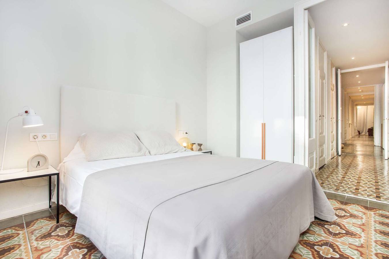 Entire apartment, Next to the beach - Las Ramblas 4 bedroom with balcony in Barcelona Centre, Barcelona