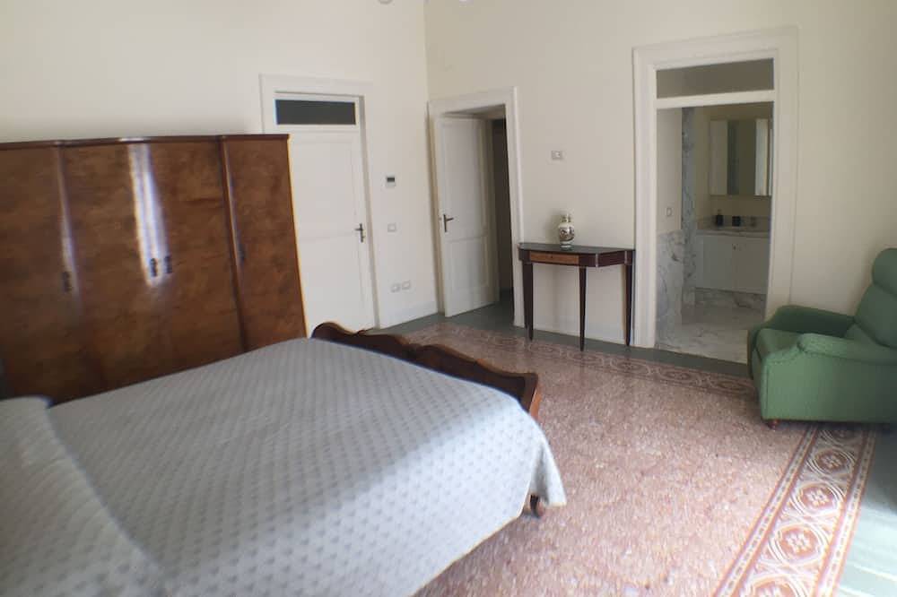 Entire apartment, Elegant and quiet apartment in the city center in Piano di Sorrento, Naples Province